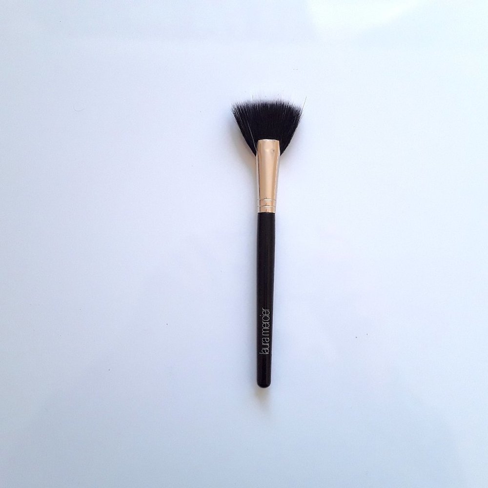 Laura Mercier Brush - Fan Powder